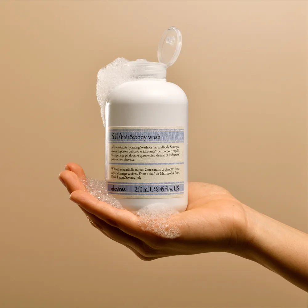 shampoo-davines-essential-haircare-su-hair-body-wash-duzentos-e-cinquenta-ml-foto-dois